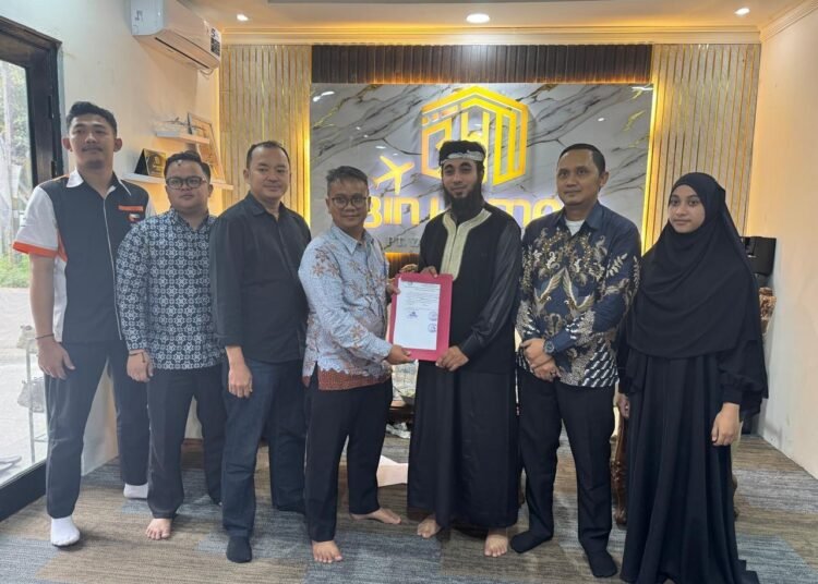 Momen Abdul Khafid berfoto dalam membangun hubungan kerja sama.