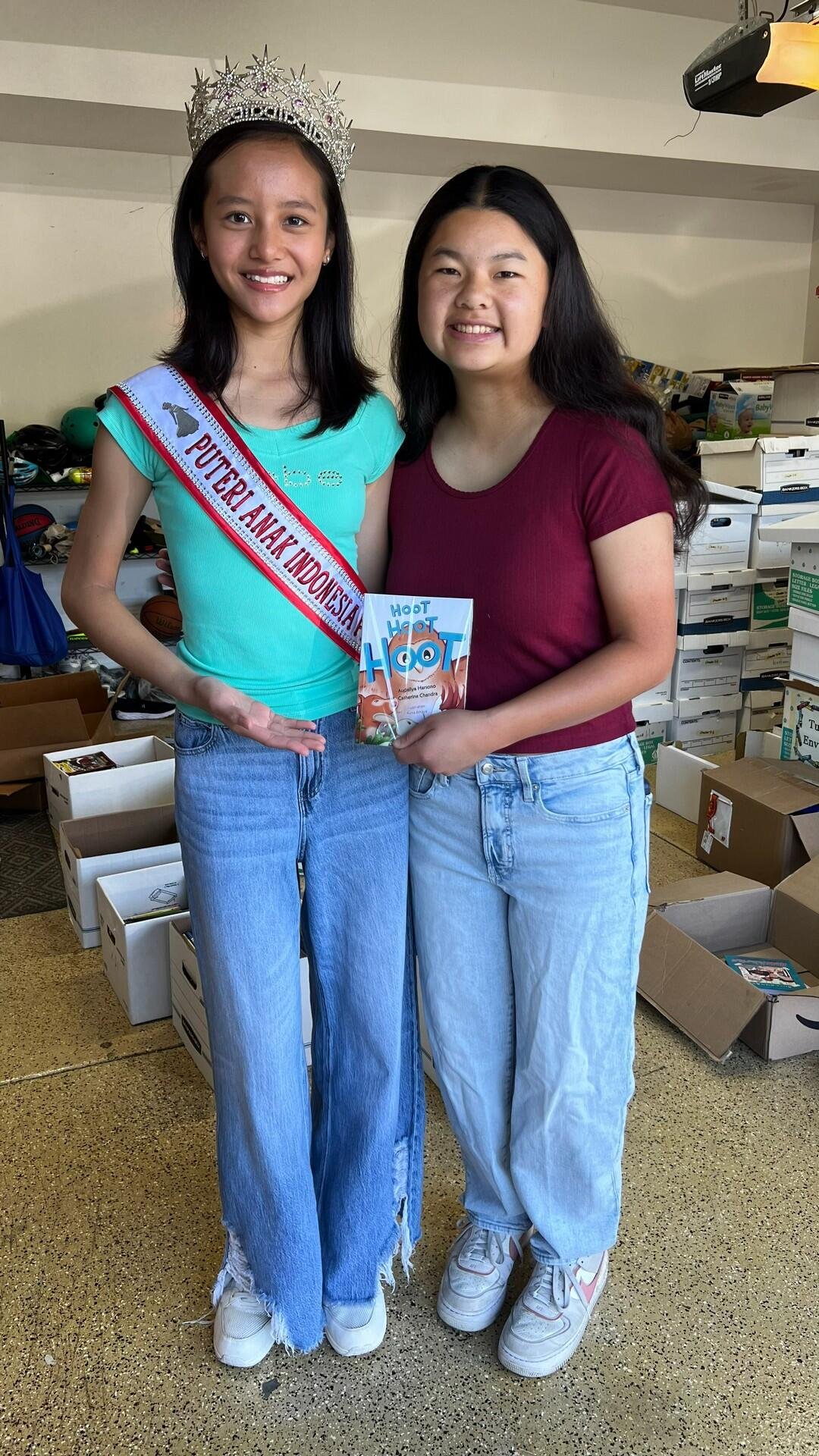 Audellya Ambara Harsono, Puteri Anak Indonesia Pendidikan 2025 foto bersama Sydney Mafong, Direktur San Diego Book Project di San Diego, California