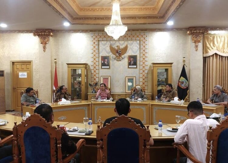 Jember Perkuat Perhutanan Sosial Lewat Masterplan IAD 5 Diskusi antara Bupati Jember Muhammad Fawait dan Staf Menhut Danik Eka Rahmaningtiyas 14 Agustus 2025