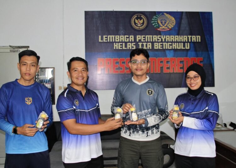 Lapas Kelas IIA Bengkulu Tingkatkan Imunitas ASN Melalui Pembagian Multivitamin 5 Lapas Bengkulu, Lapas Kelas IIA Bengkulu, Pemasyarakatan, Ditjenpas, Kanwil Ditjenpas Bengkulu, Julianto Budhi Prasetyono, Andika Saputra