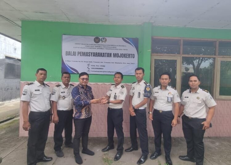 Dukung Layanan Pemasyarakatan, Lapas Mojokerto Resmi Serahkan Kunci Bapas Mojokerto kepada Bapas Surabaya 5 WhatsApp Image 2026 07 09 at 15.45.56