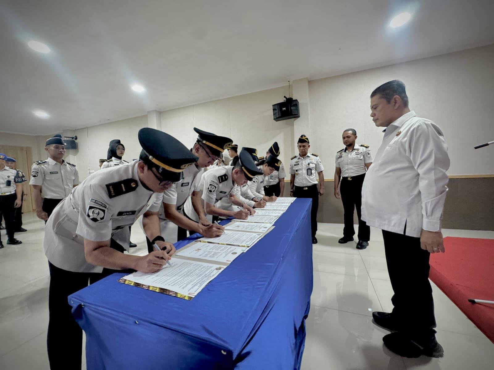 Dorong Kualitas SDM, Kakanwil Ditjenpas Malut Kukuhkan Jabatan Fungsional, PNS, dan Satopspatnal 7 WhatsApp Image 2026 07 16 at 08.45.33