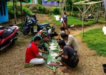 Anggota Satgas TMMD Ke-129 Kodim 0601/Pandeglang makan bersama warga sebagai wujud kemanunggalan TNI dengan rakyat di Kecamatan Patia. 6 Anggota Satgas TMMD Ke-129 Kodim 0601/Pandeglang makan bersama warga di lokasi kegiatan TMMD di Kecamatan Patia.