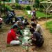 Anggota Satgas TMMD Ke-129 Kodim 0601/Pandeglang makan bersama warga sebagai wujud kemanunggalan TNI dengan rakyat di Kecamatan Patia. 14 Anggota Satgas TMMD Ke-129 Kodim 0601/Pandeglang makan bersama warga di lokasi kegiatan TMMD di Kecamatan Patia.
