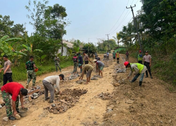 Tanpa Kenal Lelah, Satgas TMMD ke-129 Kodim 0601/Pandeglang Bersama Warga Kebut Pembangunan Jalan Desa 5 TMMD ke-129 Kodim 0601/Pandeglang Hari ke-5: Terik Matahari Tak Surutkan Semangat TNI dan Warga Bangun Jalan Desa