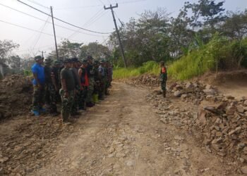 TMMD ke-129 Kodim 0601/Pandeglang Hari Keenam: Kapten Inf. Masalirohman Pimpin Apel Pagi, Satgas Siap Percepat Pembangunan Desa 1 Kapten Inf. Masalirohman memimpin apel pagi personel Satgas TMMD ke-129 Kodim 0601/Pandeglang di Desa Pasirgadung, Kecamatan Patia, sebelum melaksanakan pembangunan infrastruktur bersama masyarakat pada hari keenam TMMD.