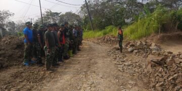 Kapten Inf. Masalirohman memimpin apel pagi personel Satgas TMMD ke-129 Kodim 0601/Pandeglang di Desa Pasirgadung, Kecamatan Patia, sebelum melaksanakan pembangunan infrastruktur bersama masyarakat pada hari keenam TMMD.