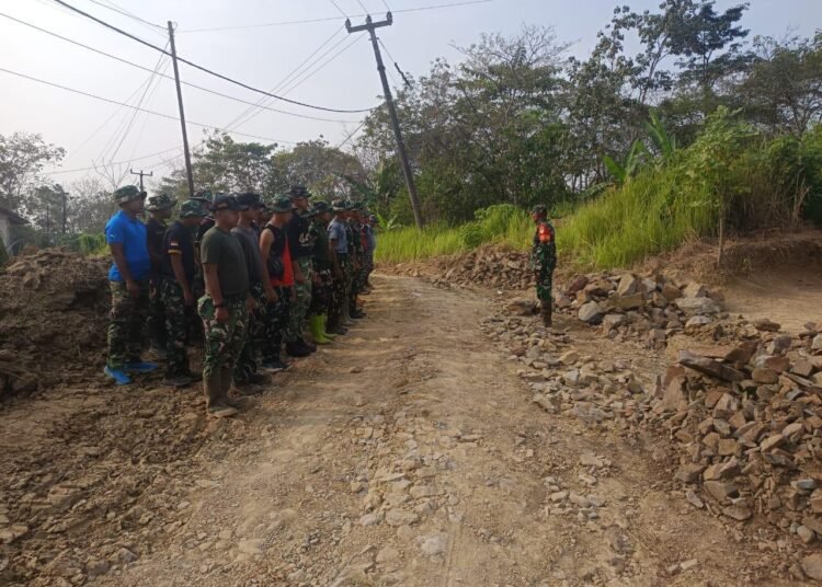 TMMD ke-129 Kodim 0601/Pandeglang Hari Keenam: Kapten Inf. Masalirohman Pimpin Apel Pagi, Satgas Siap Percepat Pembangunan Desa 5 Kapten Inf. Masalirohman memimpin apel pagi personel Satgas TMMD ke-129 Kodim 0601/Pandeglang di Desa Pasirgadung, Kecamatan Patia, sebelum melaksanakan pembangunan infrastruktur bersama masyarakat pada hari keenam TMMD.