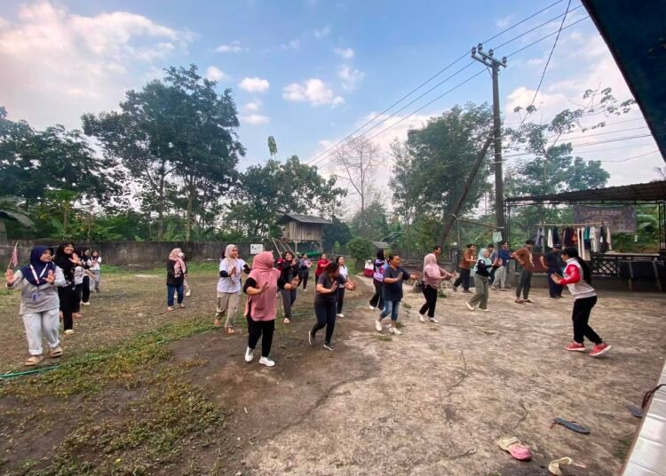 Meningkatkan Kesadaran Masyarakat terhadap Pola Hidup Sehat melalui Program Senam Rutin Bersama Warga Desa Lambangkuning 5 WhatsApp Image 2026 07 20 at 09.39.39
