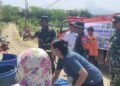 Danrem 064/Maulana Yusuf menyerahkan bantuan air bersih kepada warga terdampak kekeringan dalam kegiatan TMMD ke-129 Kodim 0601/Pandeglang di Kecamatan Patia.