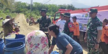 Danrem 064/Maulana Yusuf menyerahkan bantuan air bersih kepada warga terdampak kekeringan dalam kegiatan TMMD ke-129 Kodim 0601/Pandeglang di Kecamatan Patia.