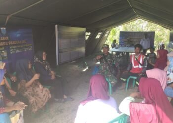 Satgas TMMD ke-129 Kodim 0601/Pandeglang Edukasi Warga Patia Cegah Kebakaran di Musim Kemarau 2 Satgas TMMD ke-129 Kodim 0601/Pandeglang memberikan edukasi pencegahan kebakaran kepada warga Desa Pasirgadung, Kecamatan Patia, sebagai bagian dari sasaran nonfisik TMMD untuk meningkatkan kesiapsiagaan masyarakat menghadapi musim kemarau.
