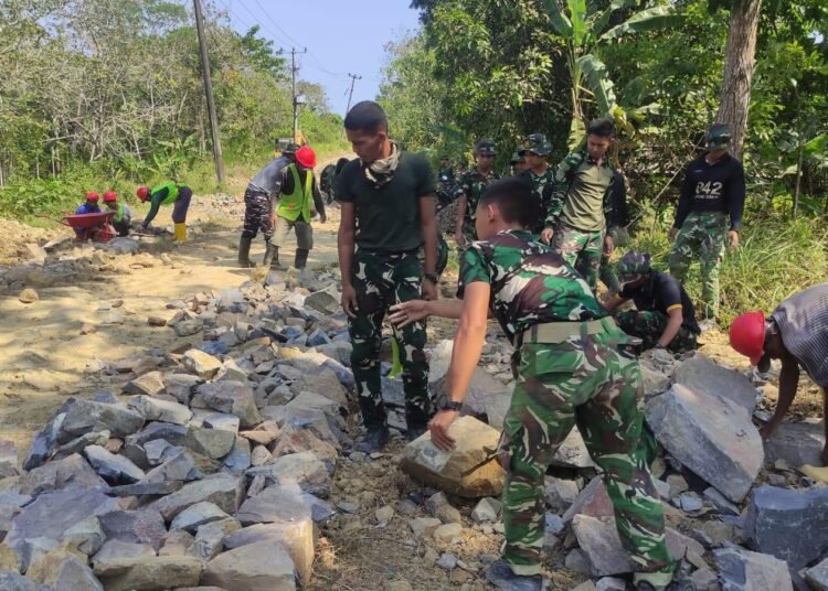 TMMD Ke-129 Kodim 0601/Pandeglang Hari Ke-11: Satgas dan Warga Percepat Pengerasan Jalan di Patia 5 Anggota Satgas TMMD Ke-129 Kodim 0601/Pandeglang bersama masyarakat mengangkat dan menyusun batu untuk pengerasan jalan desa di Kecamatan Patia, Kabupaten Pandeglang, pada hari ke-11 pelaksanaan TMMD.