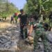 Anggota Satgas TMMD Ke-129 Kodim 0601/Pandeglang bersama masyarakat mengangkat dan menyusun batu untuk pengerasan jalan desa di Kecamatan Patia, Kabupaten Pandeglang, pada hari ke-11 pelaksanaan TMMD.