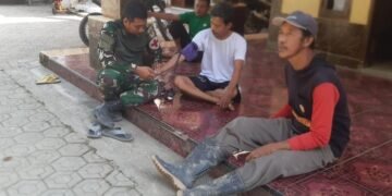 Personel kesehatan Satgas TMMD Ke-129 Kodim 0601/Pandeglang dari Denkesyah 03.04.04 Serang memeriksa tekanan darah seorang warga di Kampung Pangburangan, Desa Pasirgadung, Kecamatan Patia.