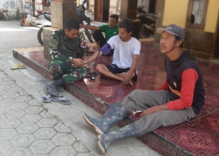 Ketika TNI Menyapa Lewat Pelayanan Kesehatan di TMMD Ke-129 Kodim 0601/Pandeglang 5 Personel kesehatan Satgas TMMD Ke-129 Kodim 0601/Pandeglang dari Denkesyah 03.04.04 Serang memeriksa tekanan darah seorang warga di Kampung Pangburangan, Desa Pasirgadung, Kecamatan Patia.