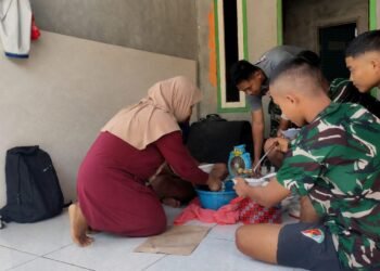 Personel Satgas TMMD Ke-129 Kodim 0601/Pandeglang menikmati sarapan pagi bersama di rumah orang tua asuh sebelum melaksanakan kegiatan pembangunan di Desa Pasirgadung, Kecamatan Patia, Kabupaten Pandeglang, Rabu (29/7/2026).