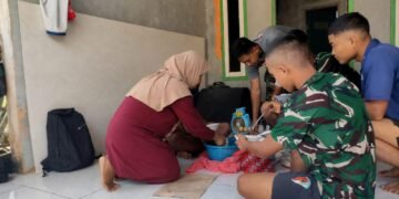 Personel Satgas TMMD Ke-129 Kodim 0601/Pandeglang menikmati sarapan pagi bersama di rumah orang tua asuh sebelum melaksanakan kegiatan pembangunan di Desa Pasirgadung, Kecamatan Patia, Kabupaten Pandeglang, Rabu (29/7/2026).