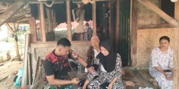 Personel tim kesehatan Satgas TMMD Ke-129 Kodim 0601/Pandeglang memeriksa kondisi kesehatan seorang lansia di rumahnya di Desa Pasirgadung, Kecamatan Patia, Kabupaten Pandeglang, Kamis (30/7/2026).