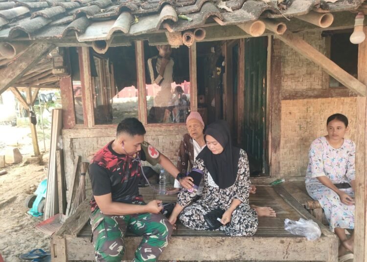 Personel tim kesehatan Satgas TMMD Ke-129 Kodim 0601/Pandeglang memeriksa kondisi kesehatan seorang lansia di rumahnya di Desa Pasirgadung, Kecamatan Patia, Kabupaten Pandeglang, Kamis (30/7/2026).