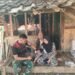 Personel tim kesehatan Satgas TMMD Ke-129 Kodim 0601/Pandeglang memeriksa kondisi kesehatan seorang lansia di rumahnya di Desa Pasirgadung, Kecamatan Patia, Kabupaten Pandeglang, Kamis (30/7/2026).