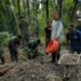 Personel Satgas TMMD Ke-129 Kodim 0601/Pandeglang bersama warga Desa Pasirgadung dan Desa Simpangtiga bergotong royong mengangkut batu serta mengerjakan pembangunan jalan di Kecamatan Patia, Kabupaten Pandeglang, Kamis (30/7/2026).