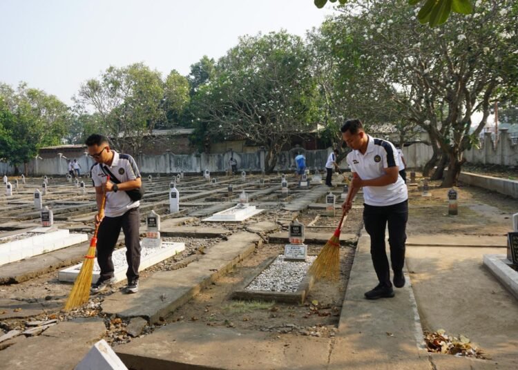 Lapas Mojokerto Gelar Kerja Bakti dan Bakti Sosial, Bersihkan Taman Makam Pahlawan Sambut HUT Ke-81 Kemerdekaan RI 5 WhatsAppImage2026 07 31at09.30.22