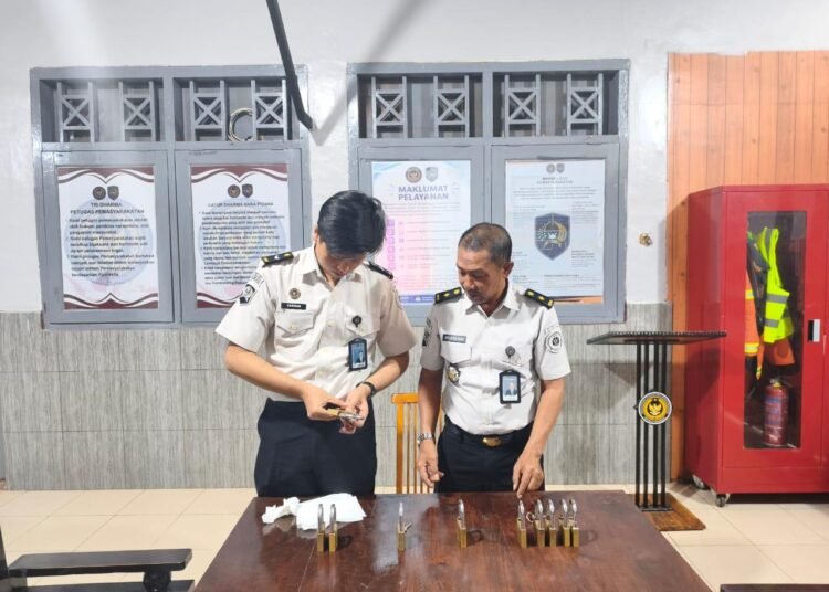 Pastikan Keamanan Optimal, Lapas Arjasa Lakukan Pengecekan Berkala Gembok Hunian dan APAR 6 029bc1e4 007e 44ee 8a1e 361854127290