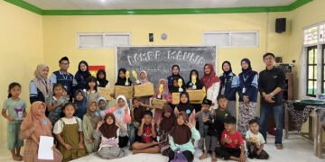 Foto bersama para peserta lomba, juri, dan panitia penyelenggara setelah rangkaian kegiatan Gebyar Maulid Nabi Muhammad SAW. Minggu (30/8/2026)(Foto: Dok KKN)