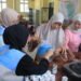 Perwakilan PKK Desa Sedayu didampingi mahasiswa KKN UIN Walisongo Posko 173 saat menuangkan lilin cair ke dalam cetakan.(Foto: Dok. KKN)