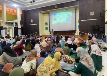 Para murid mengikuti kegiatan dan didepan terdapat pembicara yang menyampaikan materi menggunakan media boneka tangan