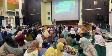 Para murid mengikuti kegiatan dan didepan terdapat pembicara yang menyampaikan materi menggunakan media boneka tangan
