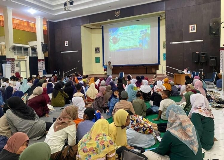 Semarak Maulid Nabi, Sinergi SLB Negeri Pembina Yogyakarta dalam Menguatkan Karakter Menuju Pendidikan Inklusif dan Berkelanjutan 5 Para murid mengikuti kegiatan dan didepan terdapat pembicara yang menyampaikan materi menggunakan media boneka tangan