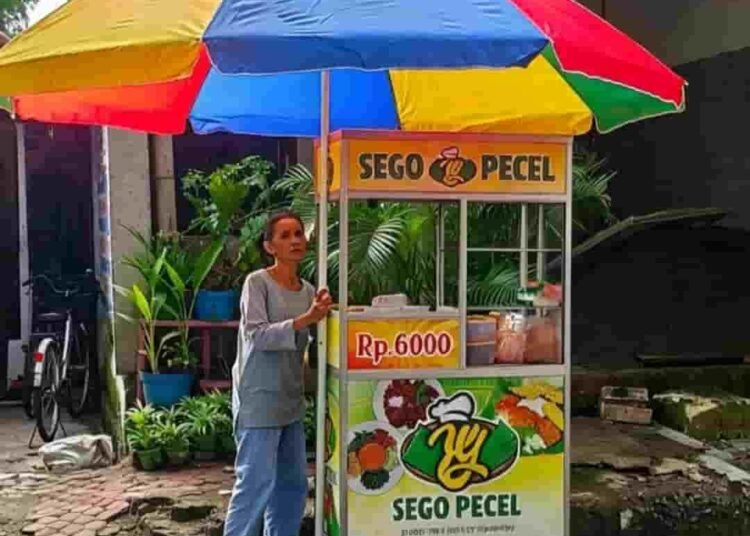 Ibu Yayuk Sri Utami: Penjual Nasi Pecel Khas Lamongan yang Lezat dan Terjangkau di Jalan Hos Cokroaminoto 5 1000775163 1
