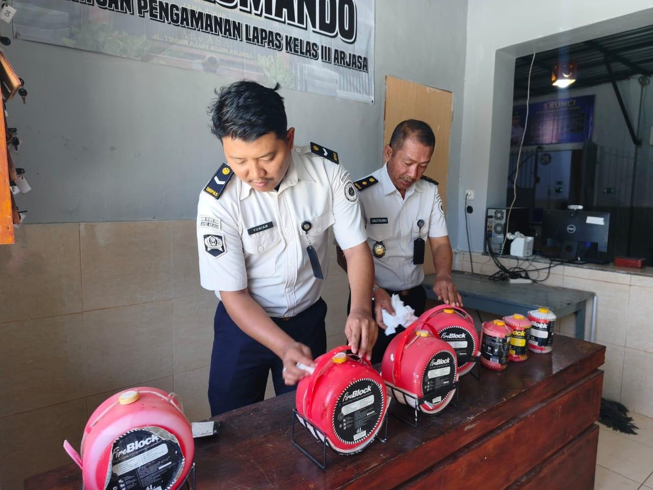 Pastikan Keamanan Optimal, Lapas Arjasa Lakukan Pengecekan Berkala Gembok Hunian dan APAR 7 172ef768 6c4b 443f 9623 befb880b09ca