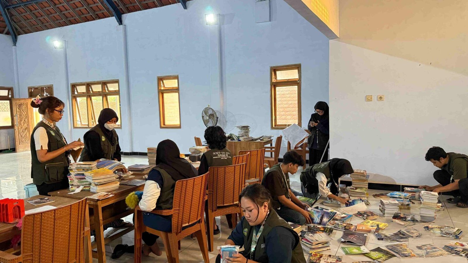 Mahasiswa UB Hidupkan Kembali Taman Baca Ringinanom, 4 Program Literasi Sasar Anak SD dan Diperkuat 1.200 Buku dari Perpusnas 6 Airbrush OBJECT REMOVER 1787628576112 1 1 1