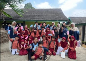 Asah Kreativitas dan Budaya Gemar Menabung, Mahasiswa KKN MIT 22 UIN Walisongo Ajak Siswa SDN Kesongo 04 Sulap Botol Bekas Jadi Celengan Unik 7 Cuplikan layar 2026 08 15 064909