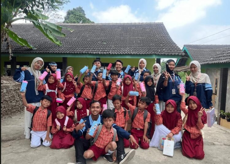 Asah Kreativitas dan Budaya Gemar Menabung, Mahasiswa KKN MIT 22 UIN Walisongo Ajak Siswa SDN Kesongo 04 Sulap Botol Bekas Jadi Celengan Unik 6 Cuplikan layar 2026 08 15 064909
