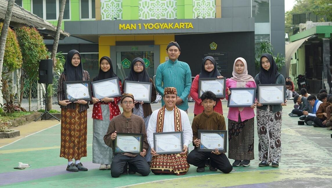 Meriahkan Upacara HUT ke-81 RI, MAN 1 Yogyakarta Beri Penghargaan kepada 26 Murid Berprestasi 7 DSC05802