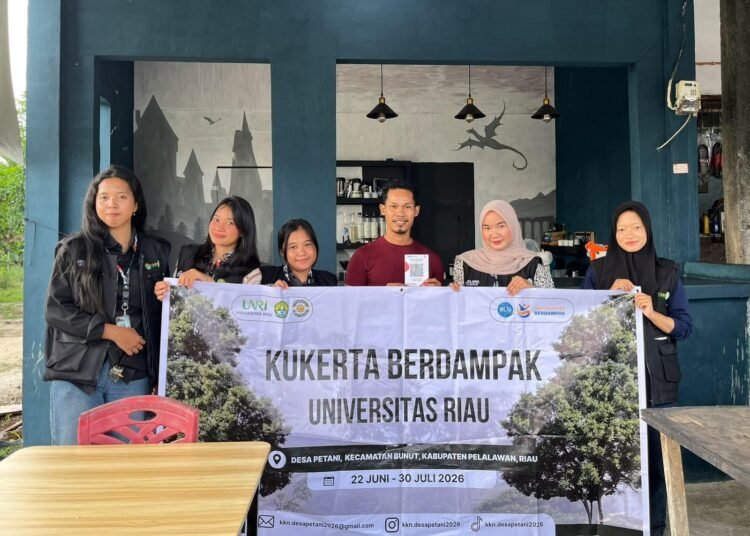 Dokumentasi Penyerahan QRIS dalam bentuk akrilik kepada salah satu UMKM di DESA PETANI