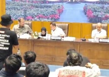 "Tetap Solid, Jangan Goyah": Mas Botok Tembus Balkon Paripurna DPR, Kawal Janji Pengesahan RUU Perampasan Aset 15 Desember 2026 2 FB IMG 1787826071806