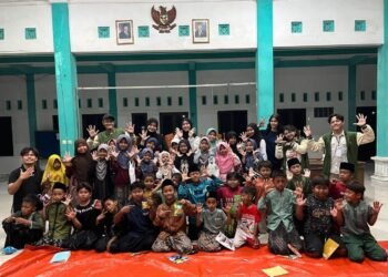 Peserta Rumah Bintang bersama Mahasiswa Kelompok 34 KKN UPN "Veteran" Jawa Timur