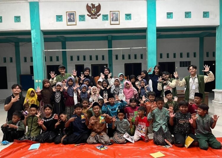 Peserta Rumah Bintang bersama Mahasiswa Kelompok 34 KKN UPN "Veteran" Jawa Timur