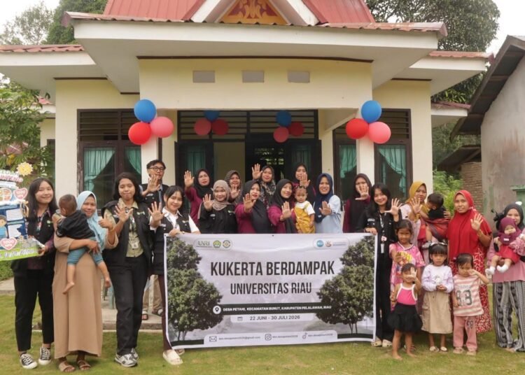 Dokumentasi bersama kader posyandu, balita, dan ibu balita