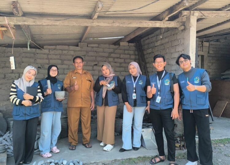 Bukan Sekadar Cobek, Ini Warisan Desa Toyomarto yang Masih Dijaga Hingga Kini 5 Foto bersama pengerajin cobek