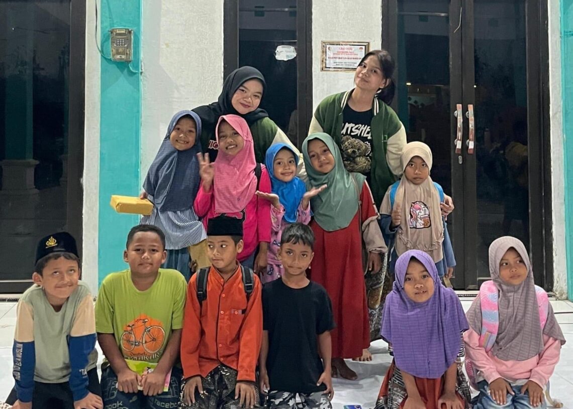 Mahasiswa KKN mendampingi siswa dalam kegiatan Rumah Bintang