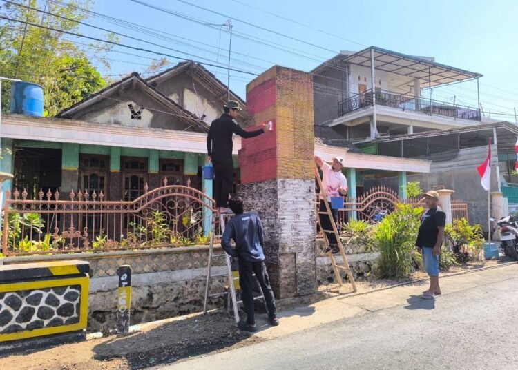 Sambut HUT RI, Mahasiswa KKN-T 08 UNIRA dan Warga Kompak Ubah Wajah Bodean Putuk 6 Gotong Royong