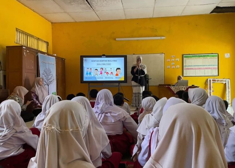 KKN MIT Posko 129 UIN Walisongo Tanamkan Kesadaran Anti-Bullying di SD Kebonsari 5 Salah satu mahasiswa KKN MIT ke-22 UIN Walisongo sedang menyampaikan materi edukasi tentang pencegahan bullying kepada para siswa di SD Kebonsari 2 pada Selasa (4/8/2026).
