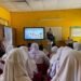 KKN MIT Posko 129 UIN Walisongo Tanamkan Kesadaran Anti-Bullying di SD Kebonsari 18 Salah satu mahasiswa KKN MIT ke-22 UIN Walisongo sedang menyampaikan materi edukasi tentang pencegahan bullying kepada para siswa di SD Kebonsari 2 pada Selasa (4/8/2026).