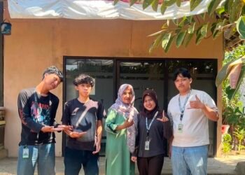 Kegiatan Tim Giat 16 Desa Lebo dalam mengikuti proses produksi jamu Rempah Kuno Asli Jowo. (Sumber : Pribadi Penulis)